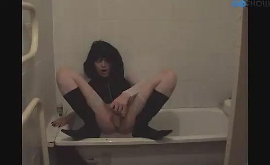 CrossDressing Seductress in the Tub
